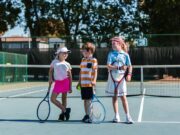 Sports, création et récréation : activités pour les enfants accueillis au centre de loisirs Enfants maghrebins jouant au tennis dans un centre de loisirs