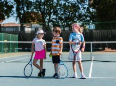 Sports, création et récréation : activités pour les enfants accueillis au centre de loisirs Enfants maghrebins jouant au tennis dans un centre de loisirs