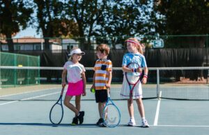 Sports, création et récréation : activités pour les enfants accueillis au centre de loisirs Enfants maghrebins jouant au tennis dans un centre de loisirs