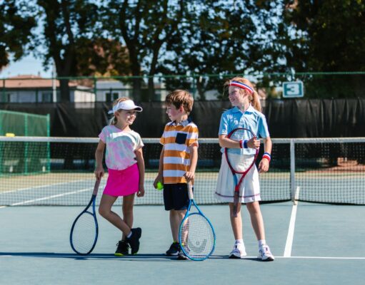 Sports, création et récréation : activités pour les enfants accueillis au centre de loisirs Enfants maghrebins jouant au tennis dans un centre de loisirs