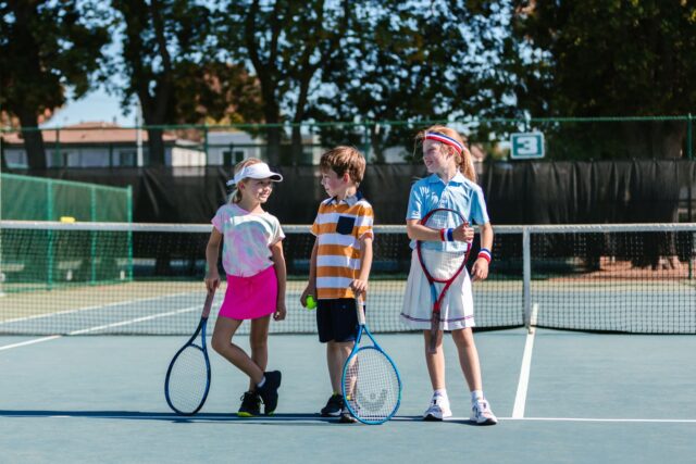 Enfants maghrebins jouant au tennis dans un centre de loisirs