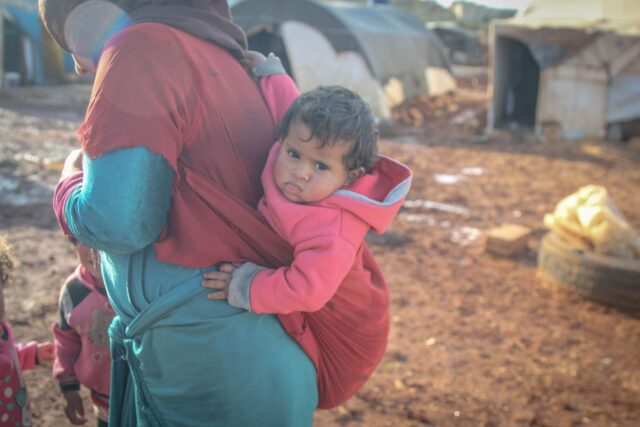 Famille maghrébine célébrant l'Aïd el-Kébir en conformité avec les réglementations locales