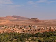 Les oasis du Maghreb : un patrimoine en danger Famille se promenant près d'une oasis du Maghreb en danger
