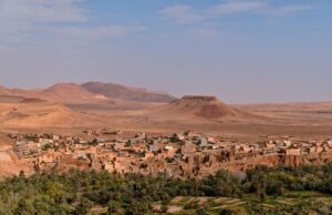 Les oasis du Maghreb : un patrimoine en danger Famille se promenant près d'une oasis du Maghreb en danger