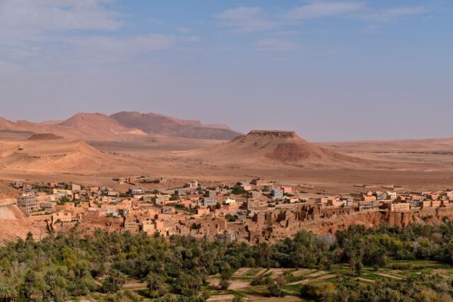 Famille se promenant près d'une oasis du Maghreb en danger