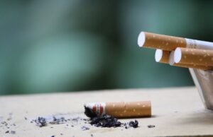 Le lien entre les cheveux gris et la défense anticancer : un avertissement important pour nos lecteurs maghrébins Maghrébin avec cheveux gris assis sur une chaise et tenant un avertissement de cancer