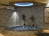 Les Estables : un sanctuaire de beauté maghrébine en France Une femme s'essoufflant dans un hammam traditionnel maghrébine au Mézenc Spa en France