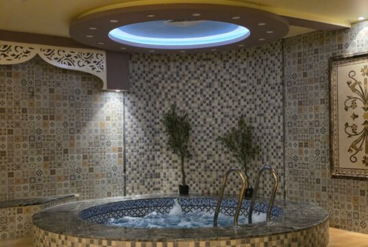 Les Estables : un sanctuaire de beauté maghrébine en France Une femme s'essoufflant dans un hammam traditionnel maghrébine au Mézenc Spa en France