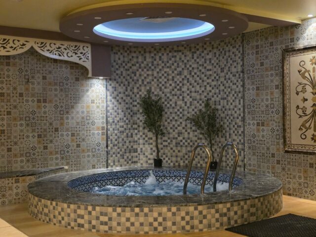 Une femme s'essoufflant dans un hammam traditionnel maghrébine au Mézenc Spa en France