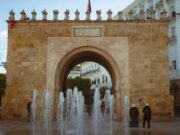Tourisme au Maghreb : la Tunisie attire davantage de Français que le Maroc – Une tendance culturelle à suivre Famille française voyageant en Tunisie