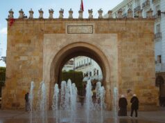 Tourisme au Maghreb : la Tunisie attire davantage de Français que le Maroc – Une tendance culturelle à suivre Famille française voyageant en Tunisie
