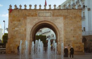 Tourisme au Maghreb : la Tunisie attire davantage de Français que le Maroc – Une tendance culturelle à suivre Famille française voyageant en Tunisie