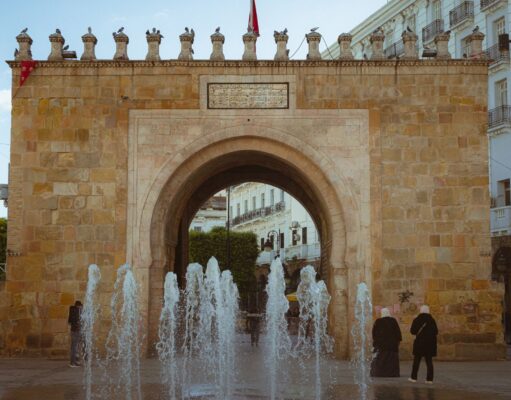 Tourisme au Maghreb : la Tunisie attire davantage de Français que le Maroc – Une tendance culturelle à suivre Famille française voyageant en Tunisie