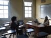 L’anglais remplace le français en tant que langue d’enseignement primaire en Algérie : un changement inquiétant pour les locuteurs francophones Algérien et Française discutant dans une classe scolaire