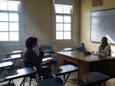 L’anglais remplace le français en tant que langue d’enseignement primaire en Algérie : un changement inquiétant pour les locuteurs francophones Algérien et Française discutant dans une classe scolaire