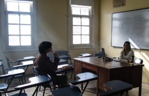 L’anglais remplace le français en tant que langue d’enseignement primaire en Algérie : un changement inquiétant pour les locuteurs francophones Algérien et Française discutant dans une classe scolaire