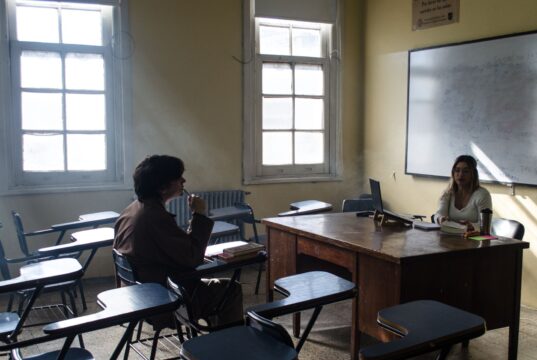L’anglais remplace le français en tant que langue d’enseignement primaire en Algérie : un changement inquiétant pour les locuteurs francophones Algérien et Française discutant dans une classe scolaire