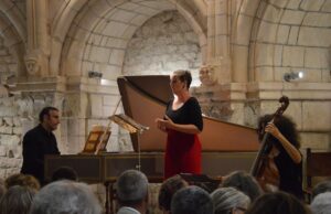 Musiques Lyon – Péristyle : le festival qui fait vibrer les oreilles avec Clémence Depresle Clémence Depresle performing at Musiques Lyon - Péristyle music festival