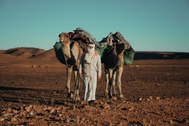 Exposition Les Berbères au Maroc - Famille visite une exposition sur la culture et la résistance des Berbères au Maroc