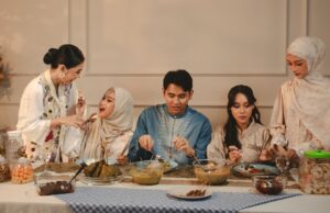 50 recettes pour le ftour ce Ramadan 2026 : une sélection des meilleures de la communauté maghrébine Algerian, Tunisian and Moroccan families enjoying traditional Ramadan ftour dishes around a table