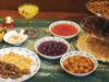 Carême et Ramadan : Comment les cuisines chrétiennes et musulmanes se complètent pendant leur jeûne Table de dîner avec des plats traditionnels chrétiens et musulmans pendant le Ramadan et le Carême