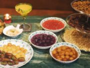 Carême et Ramadan : Comment les cuisines chrétiennes et musulmanes se complètent pendant leur jeûne Table de dîner avec des plats traditionnels chrétiens et musulmans pendant le Ramadan et le Carême