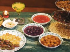 Carême et Ramadan : Comment les cuisines chrétiennes et musulmanes se complètent pendant leur jeûne Table de dîner avec des plats traditionnels chrétiens et musulmans pendant le Ramadan et le Carême