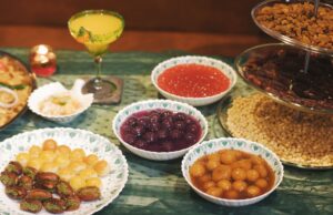 Carême et Ramadan : Comment les cuisines chrétiennes et musulmanes se complètent pendant leur jeûne Table de dîner avec des plats traditionnels chrétiens et musulmans pendant le Ramadan et le Carême