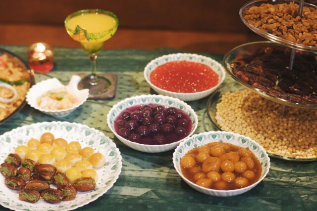 Table de dîner avec des plats traditionnels chrétiens et musulmans pendant le Ramadan et le Carême