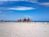 En 2026, la Tunisie reste plus populaire que le Maroc parmi les Français : une analyse du tourisme French tourists enjoying Tunisian beach in 2026