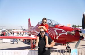 Air Algérie offre Djalia : 30 % de réduction pour la diaspora sur ses vols depuis Barcelone et Alicante Famille algérienne en train de s'embarquer pour l'Algérie avec Air Algérie Djalia