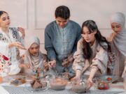 Comment préparer des recettes gourmandes sans friture pour le Ramadan Famille préparant des quebrouilles de couscous gourmand sans friture pendant le Ramadan