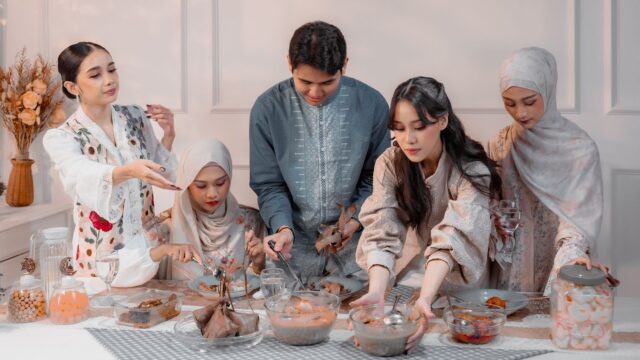 Famille préparant des quebrouilles de couscous gourmand sans friture pendant le Ramadan