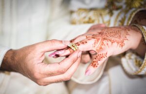 Les Marocaines ont d’autres rêves : mariages tardifs, natalité en baisse… La famille au Maroc est en pleine mutation Moroccan woman dreaming of a later marriage with lower birth rates
