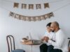 Ramadan Kareem : les meilleures applications pour passer un bon Ramadan 2026 Famille utilisant des applications pour le Ramadan 2026