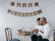 Ramadan Kareem : les meilleures applications pour passer un bon Ramadan 2026 Famille utilisant des applications pour le Ramadan 2026