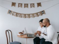 Ramadan Kareem : les meilleures applications pour passer un bon Ramadan 2026 Famille utilisant des applications pour le Ramadan 2026