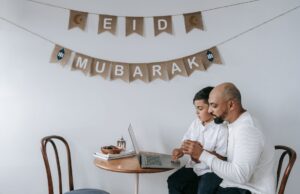 Ramadan Kareem : les meilleures applications pour passer un bon Ramadan 2026 Famille utilisant des applications pour le Ramadan 2026