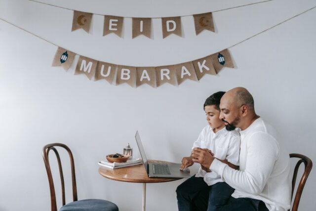 Famille utilisant des applications pour le Ramadan 2026