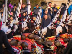 Festival Fontainebleau: célébration de la mode marocaine pour les lecteurs maghrébins de la diaspora Festival Fontainebleau 20 mai - Marocaines en tenues traditionnelles dansant autour d'une fontaine