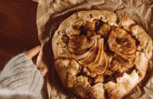 Galettes du Monde: célébration de la culture berbère à Sainte-Anne-d’Auray Fête de Galettes du Monde à Sainte-Anne-d'Auray avec des familles berbères célébrant et partageant leur culture