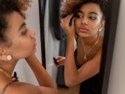 Imaan Hammam : Le régime de beauté du mannequin international marocain Imaan Hammam applying beauty products at home in Moroccan setting