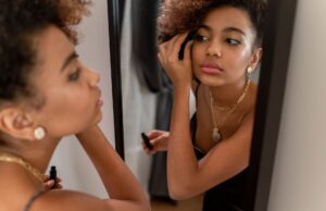 Imaan Hammam : Le régime de beauté du mannequin international marocain Imaan Hammam applying beauty products at home in Moroccan setting