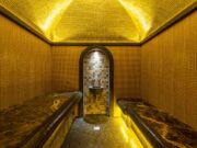 Inattendu à Cormeilles: le hammam Sérénité Beauté réveille la tradition marocaine Woman enjoying traditional Moroccan hammam experience at Serenity Beauty spa in Cormeilles