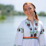 La Blouse Roumaine qui fait buzz en Tunisie : un retour du passé vers le futur