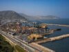 Blanchiment d’argent à Oran : comment la société d’avant-garde a été mise au pas Groupe de personnes se rassemblant pour une réunion à Oran, ville portuaire algérienne marquée par les influences occidentale