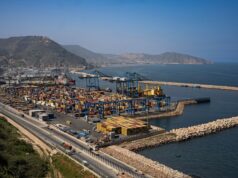 Blanchiment d’argent à Oran : comment la société d’avant-garde a été mise au pas Groupe de personnes se rassemblant pour une réunion à Oran, ville portuaire algérienne marquée par les influences occidentale