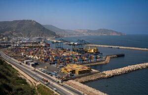 Blanchiment d’argent à Oran : comment la société d’avant-garde a été mise au pas Groupe de personnes se rassemblant pour une réunion à Oran, ville portuaire algérienne marquée par les influences occidentale