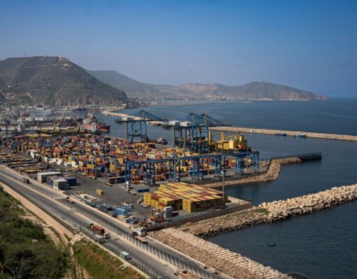 Blanchiment d’argent à Oran : comment la société d’avant-garde a été mise au pas Groupe de personnes se rassemblant pour une réunion à Oran, ville portuaire algérienne marquée par les influences occidentale