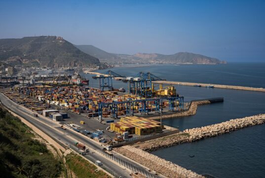 Blanchiment d’argent à Oran : comment la société d’avant-garde a été mise au pas Groupe de personnes se rassemblant pour une réunion à Oran, ville portuaire algérienne marquée par les influences occidentale